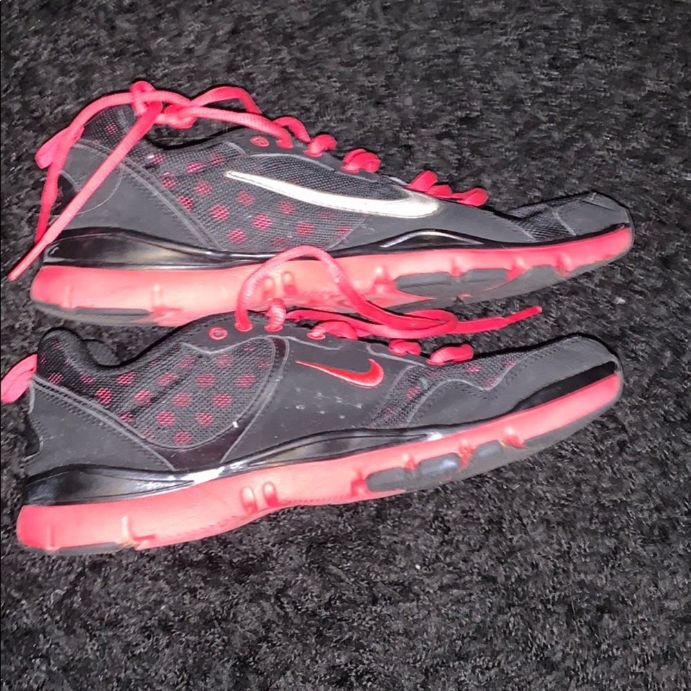 Size 8 pink and black nike sneakers